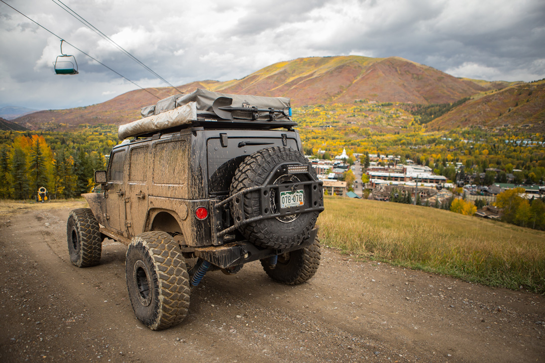 Jeep with spade and spade bracket