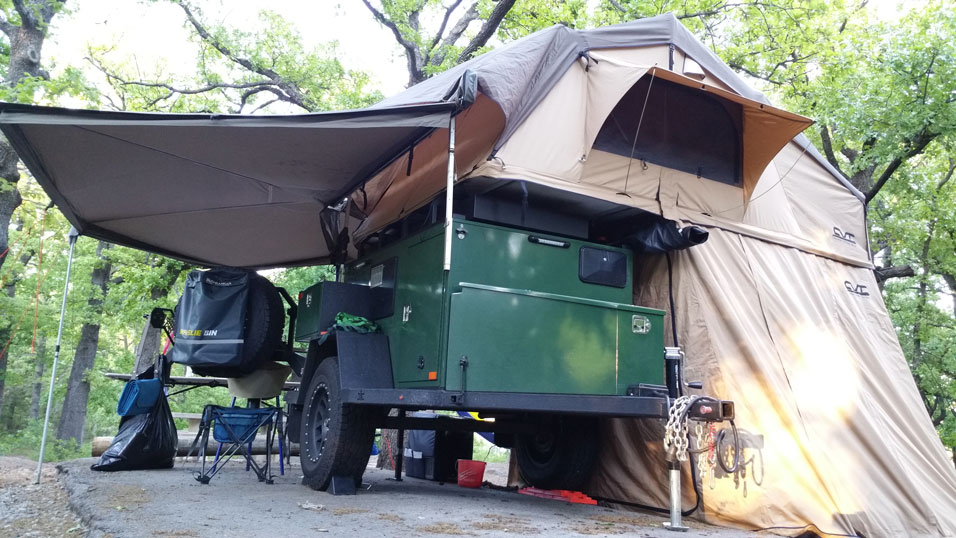 Roof top tent with foxwing