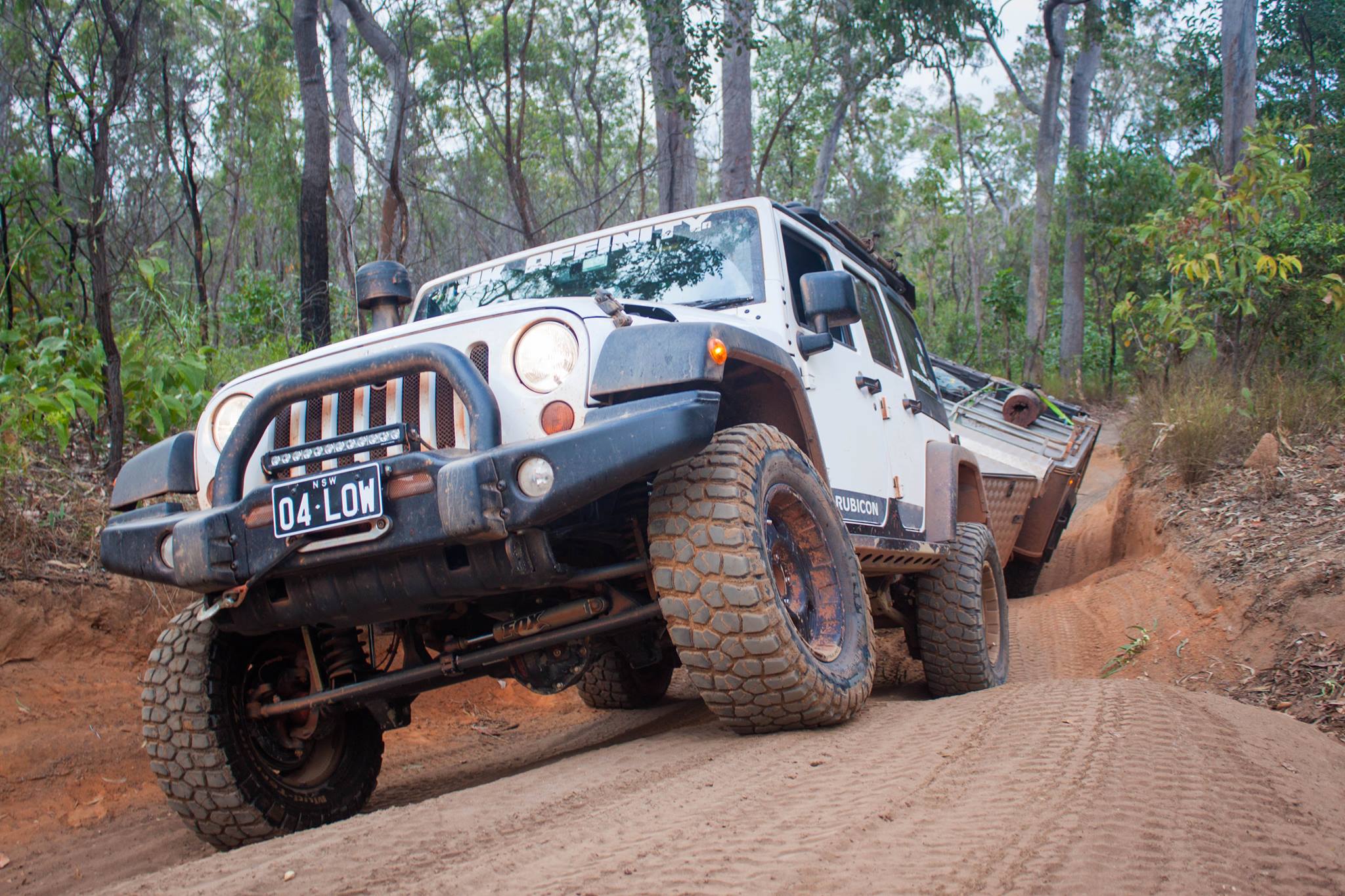 Jeep towing Traylor on uneven ground