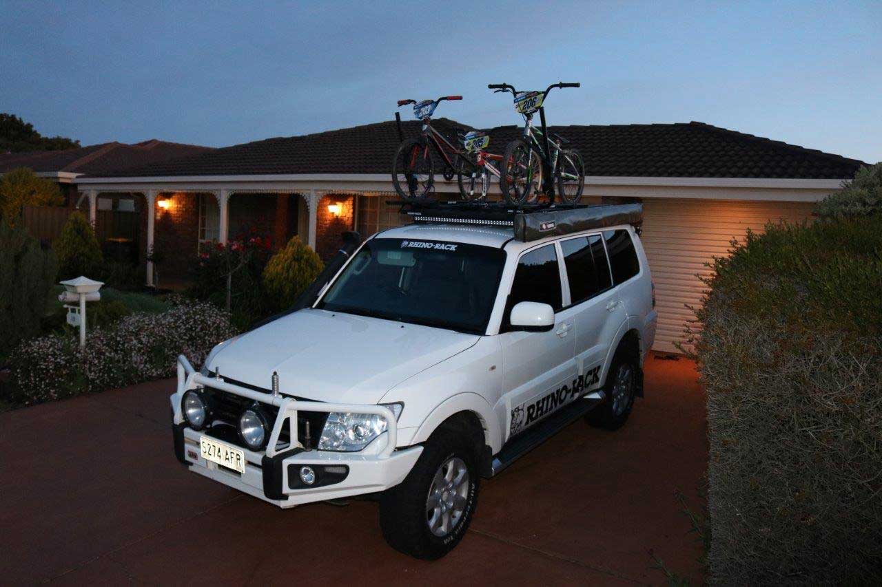 Vehicle wih roof bike carriers